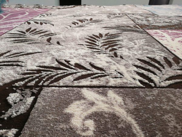 فرش ماشینی زمرد مشهد طرح P014 زمینه قهوه ای